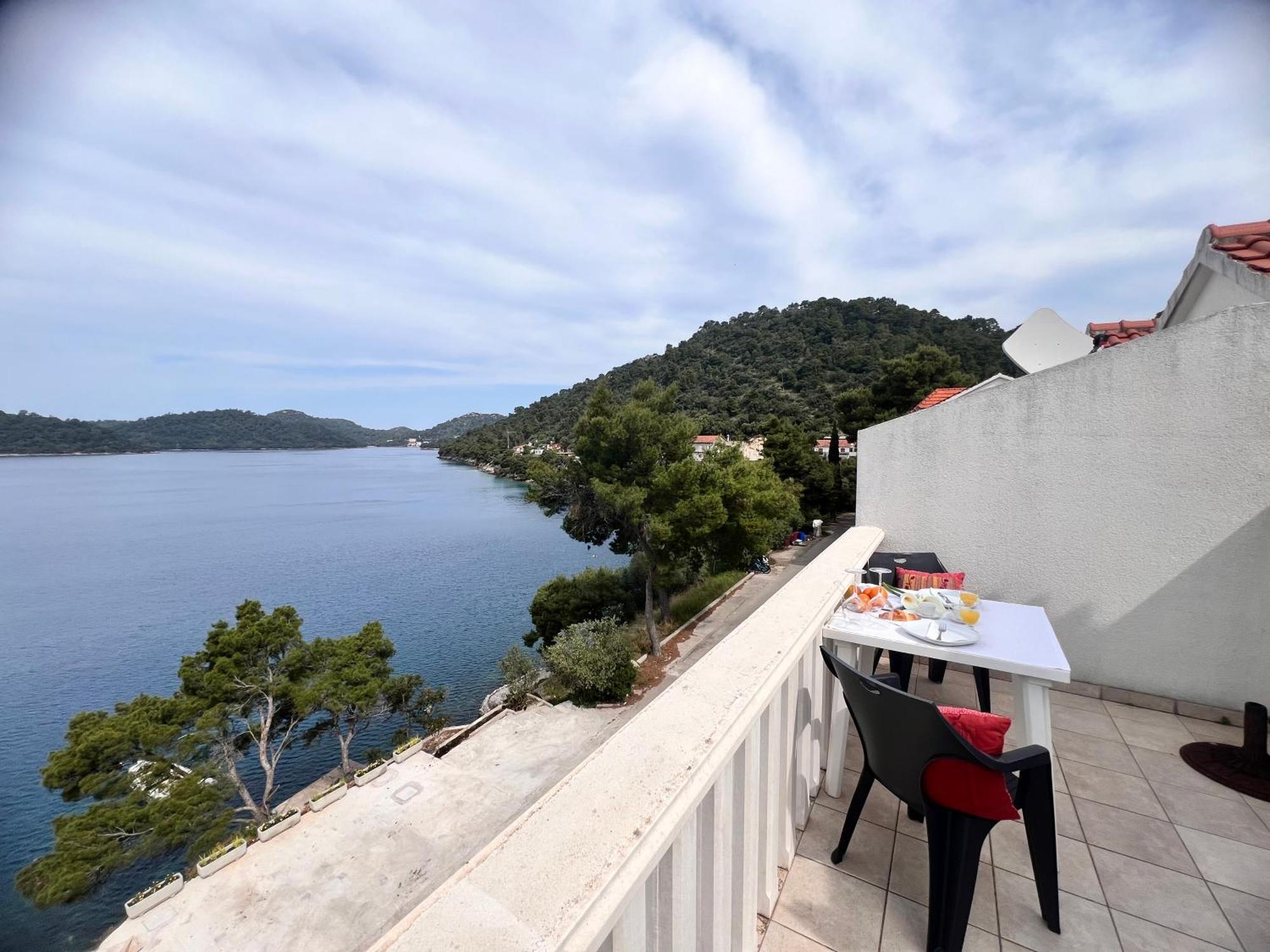 Terrace Studios With Panoramic Seaview Uble Kültér fotó