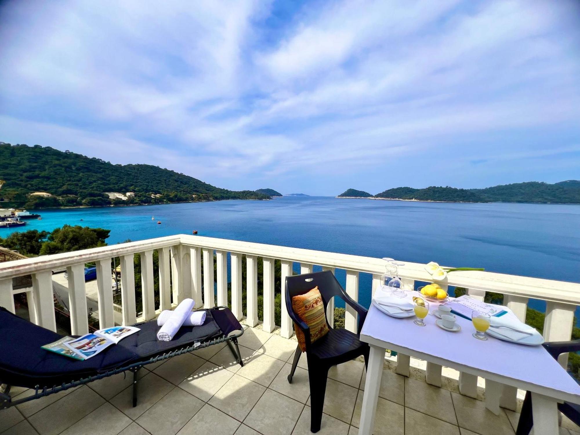 Terrace Studios With Panoramic Seaview Uble Kültér fotó